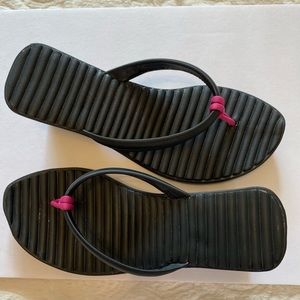 CROCS  Size 10 Heeled Sandals Black top bottom with hot Pink cord between toes
